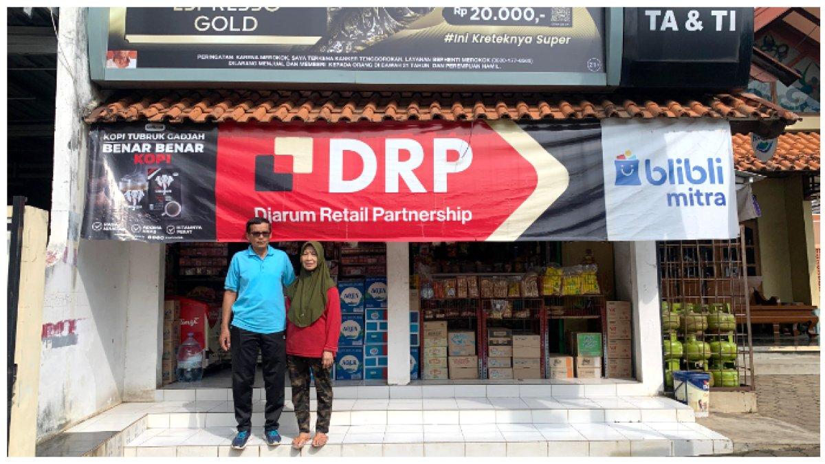 Suparno dan Sumarni berada di depan Toko Ta dan Ti miliknya yang terletak di Jalan Mulawarman, Semarang.