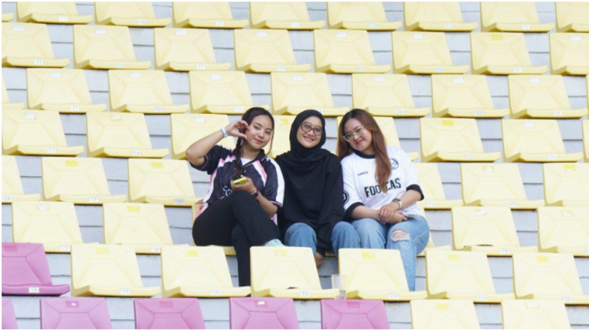 Tiga suporter wanita sedang menyaksikan pertandingan BRI Liga 1 di Stadion Manahan, Solo.