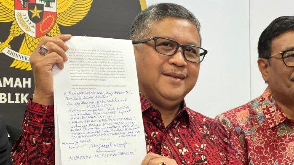 Sekretaris Jenderal DPP PDI Perjuangan (PDIP) Hasto Kristiyanto mewakili Megawati Soekarnoputri menyerahkan surat Amicus Curiae atau Sahabat Pengadilan jelang putusan perselisihan hasil pemilihan umum (PHPU) Pilpres 2024 ke Gedung Mahkamah Konstitusi (MK), Jakarta, Selasa (16/4/2024)