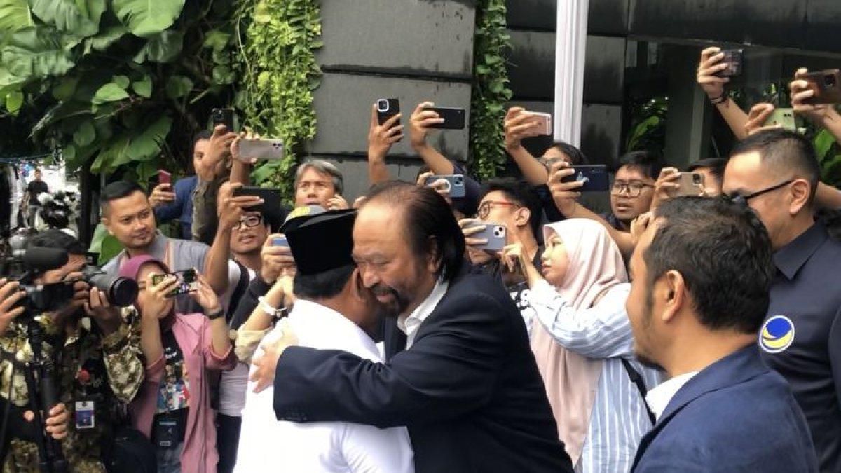 Ketua Umum Partai Nasdem Surya Paloh memeluk capres pemenang Pilpres 2024 Prabowo Subianto. Keduanya bertemu di Nasdem Tower, Menteng, Jakarta, Jumat (22/3/2024).