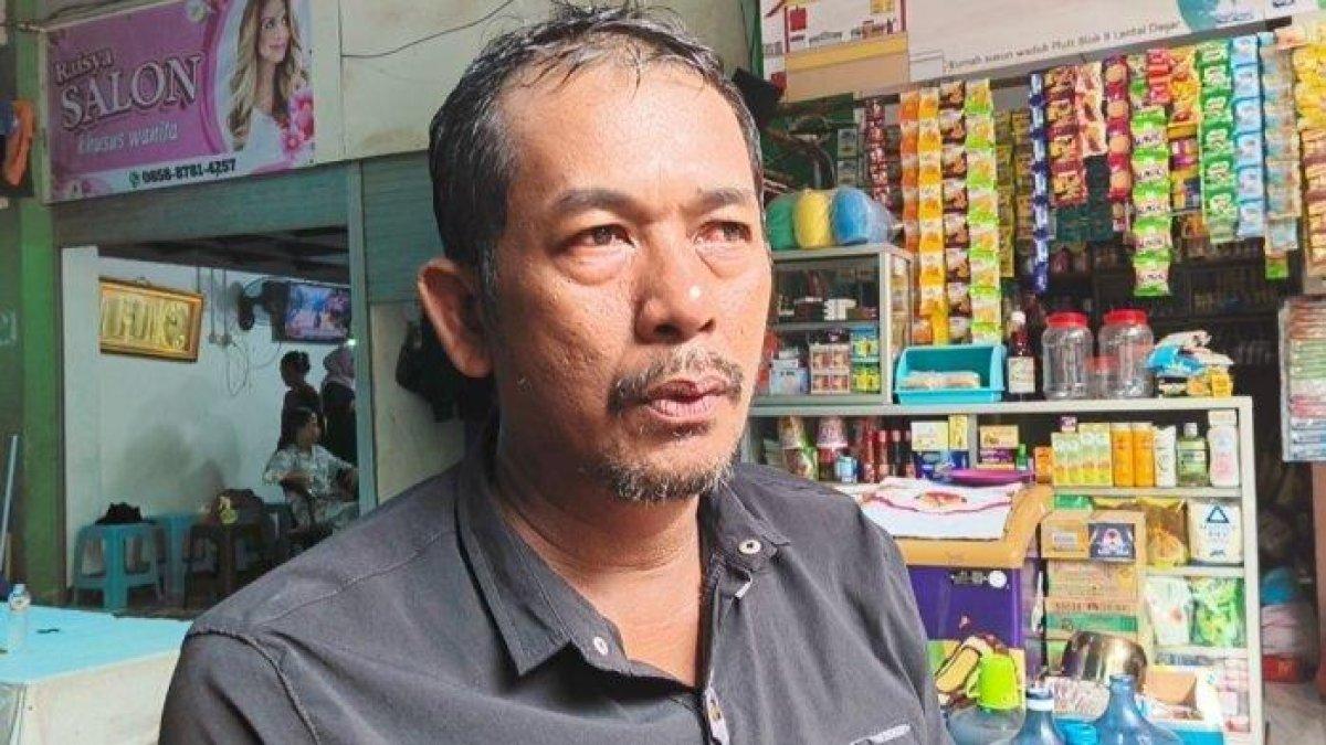 Sutisna (44), warga Rusun Muara Baru yang memeluk Gibran Rakabuming Raka saat kunjungan Rabu (24/4/2024).
