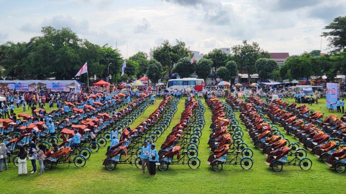 TKN Prabowo-Gibran serahkan 300 becak listrik ke para penarik di Madiun, Senin (29/1/2024)