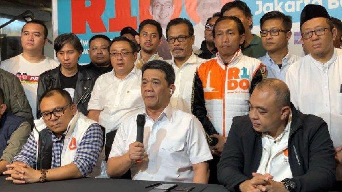 Ketua Tim Pemenangan Ridwan Kamil-Suswono (RIDO) Ahmad Riza Patria saat menggelar konferensi pers di Kantor DPD Golkar DKI Jakarta, Kamis (28/11/2024) dini hari.