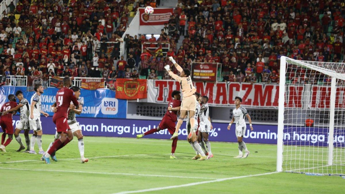 PSM MAKASSAR VS BALI UNITED - Potret laga PSM Makassar Vs Bali United dalam lanjutan pekan ke-30 Liga 1 2024/2025 di Stadion Gelora B.J. Habibie, Pare-pare, Jumat, 25 April 2025.