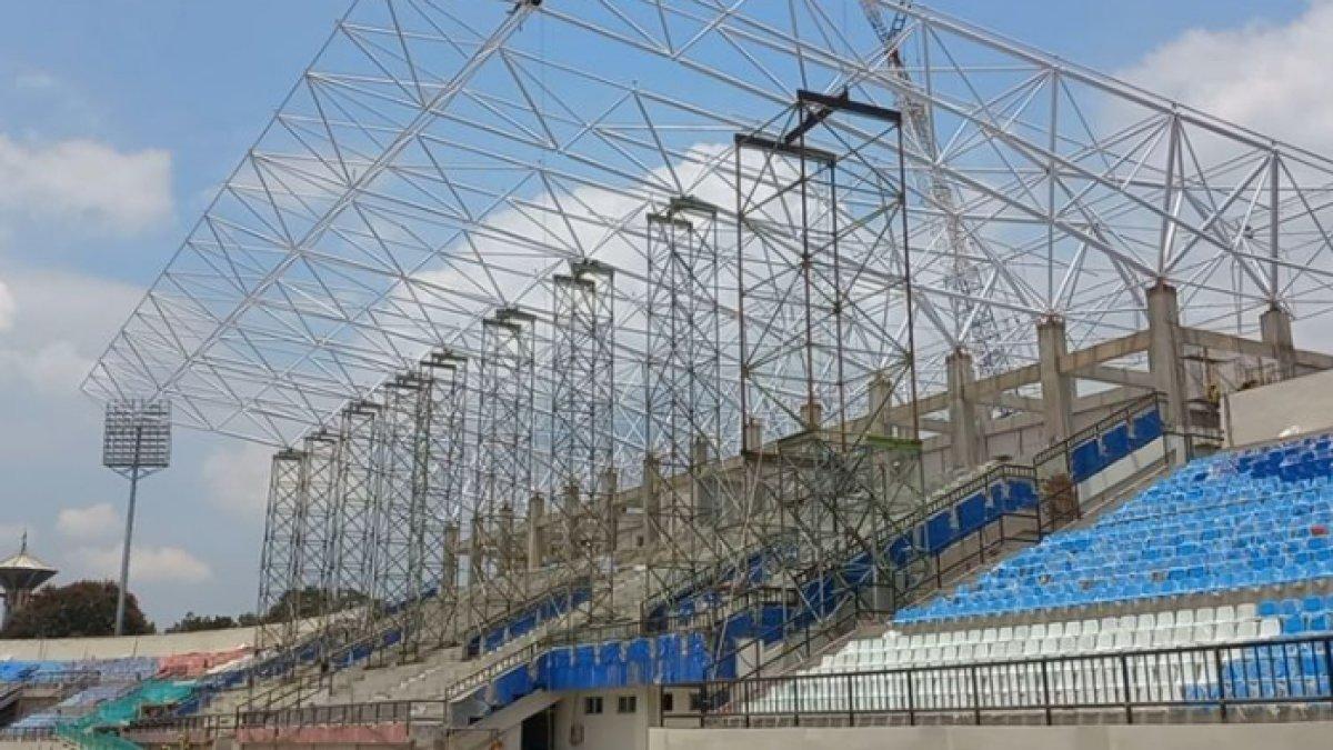 Penampakan renovasi Stadion Kanjuruhan, Malang. Tampak pilar-pilar atap tribun VIP Stadion Kanjuruhan sedang proses pemasangan oleh pekerja PT Waskita Karya.