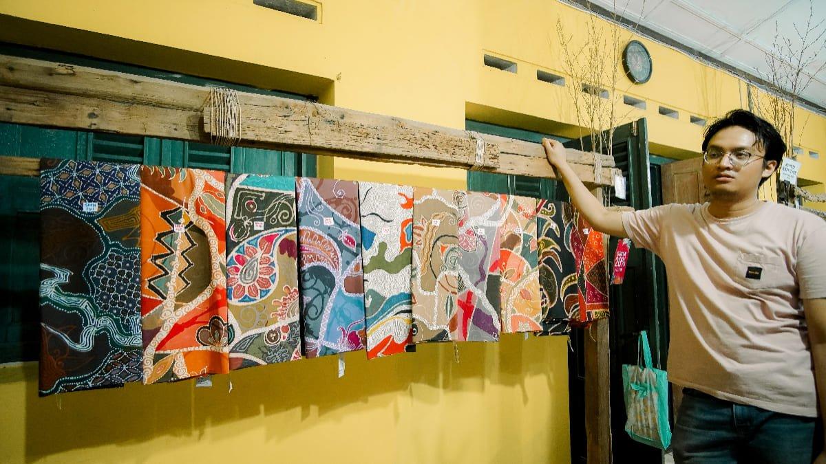 Manajer Produksi Batik Mahkota dan Toeli, Taufan Wicaksono saat menunjukkan batik hasil karya kawan tuli di Batik Toeli Laweyan, Solo, Jawa Tengah, Selasa (25/6/2024).
