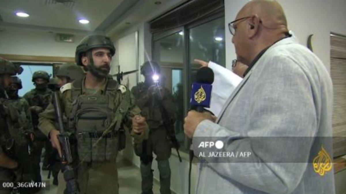 Tentara Israel berbincang dengan Kepala Biro Al Jazeera di Ramallah, Walid Al-Omari pada Minggu (22/9/2024).