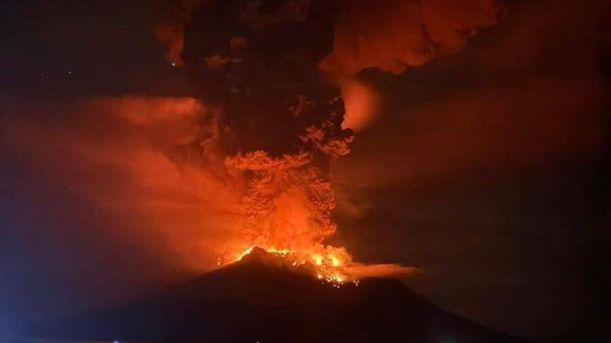 Terlihat erupsi ekplosif di Gunung Ruang Kabupaten Sitaro Provinsi Sulawesi Utara.