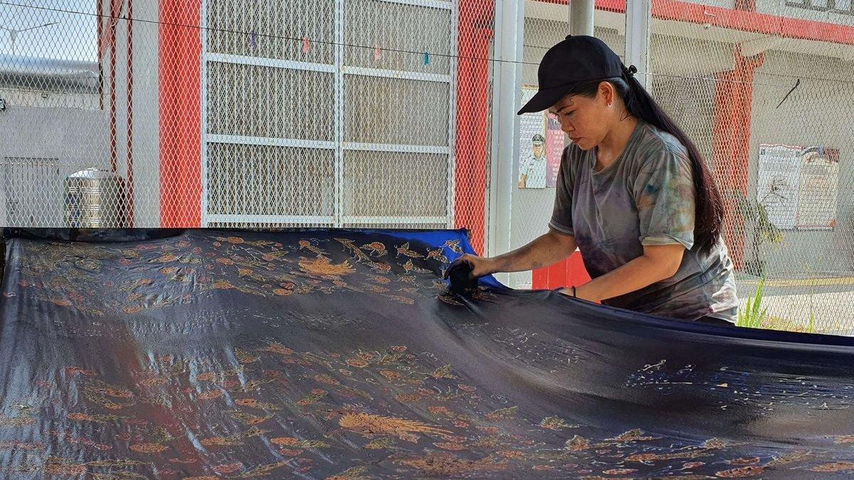 Terpidana mati Mary Jane Fiesta Feloso sedang melakukan pewarnaan batik di Lembaga Pemasyarakatan Perempuan (LPP) Kelas IIB Yogyakarta di Wonosari, Gunungkidul, Senin (18/4/2022).