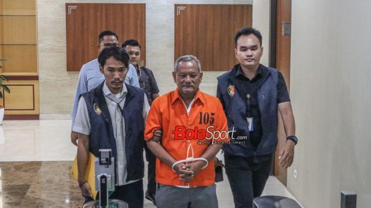 Tersangka pengaturan skor atau match fixing, Vigit Waluyo (VW), ditangkap Satgas Anti Mafia Bola Polri di Lobby Bareskrim Polri, Kebayoran Baru, Jakarta, Rabu (20/12/2023).