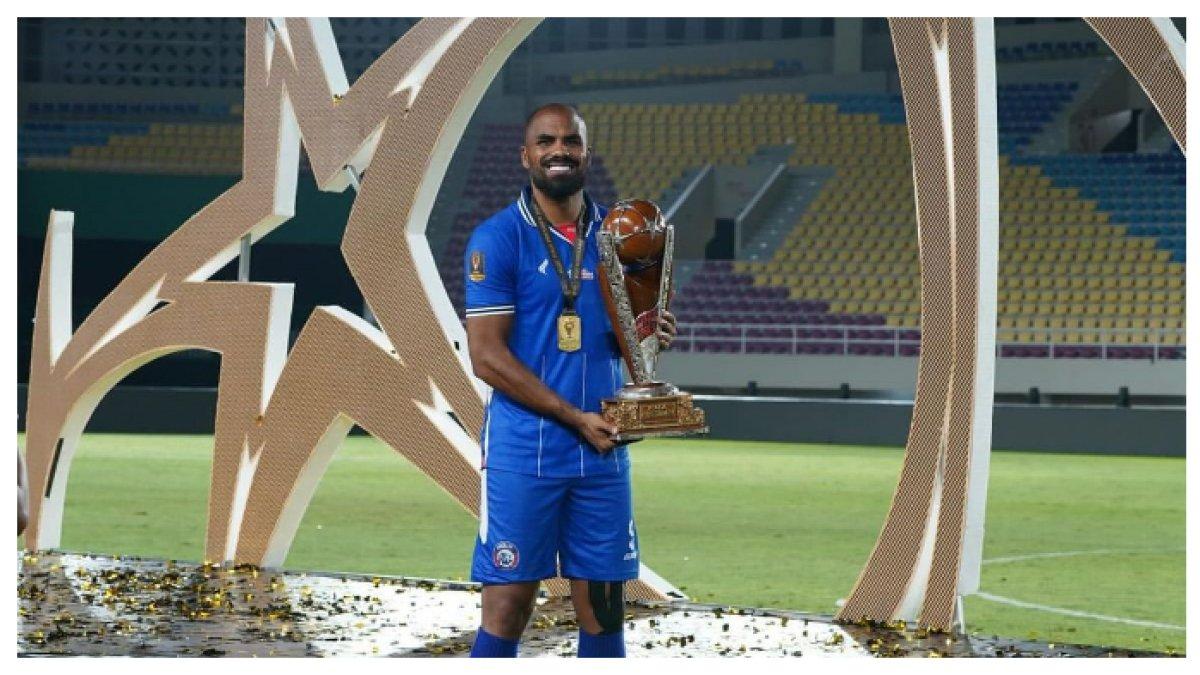 Potret Thales Lira saat memegang piala untuk klubnya, Arema FC.
