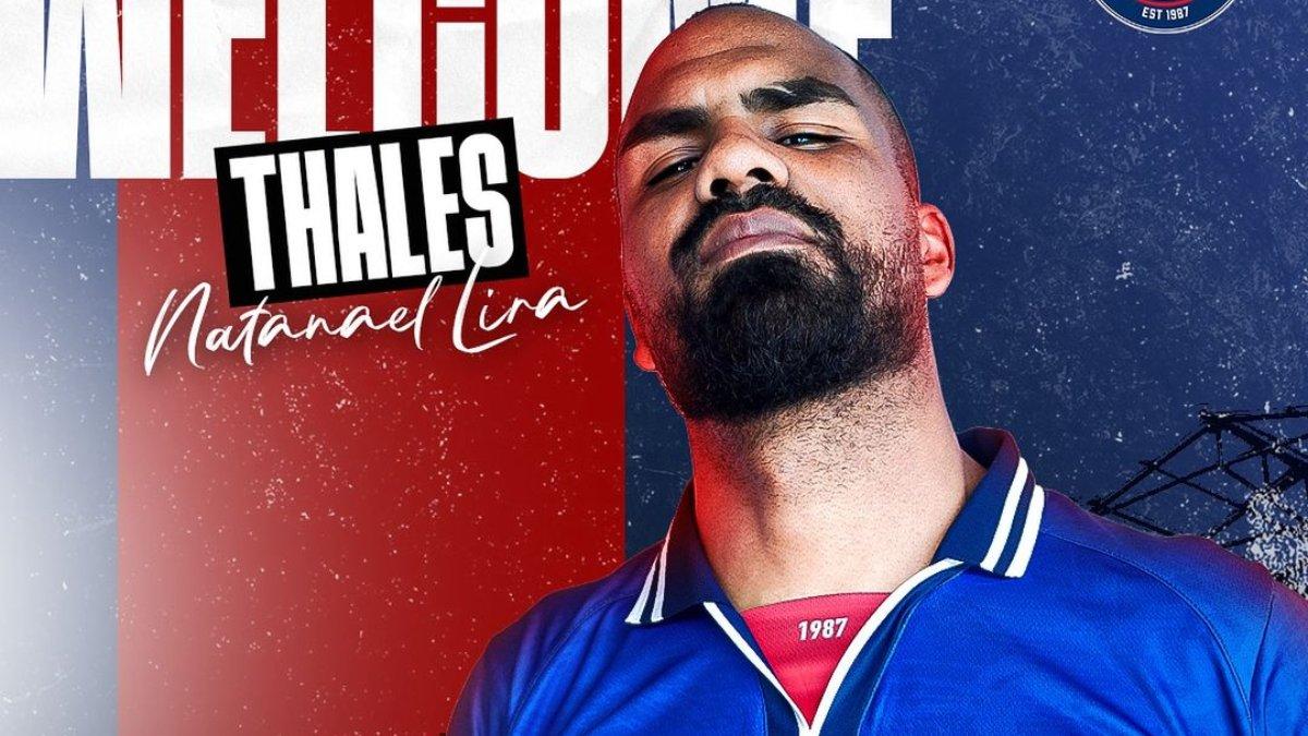 Potret peresmian Thales Lira oleh Arema FC jelang Liga 1 2024. Thales Lira merupakan bek tengah asal Brasil yang sempat membela PSS Sleman di Liga 1 2023 lalu sebelum kini hijrah ke Arema FC.