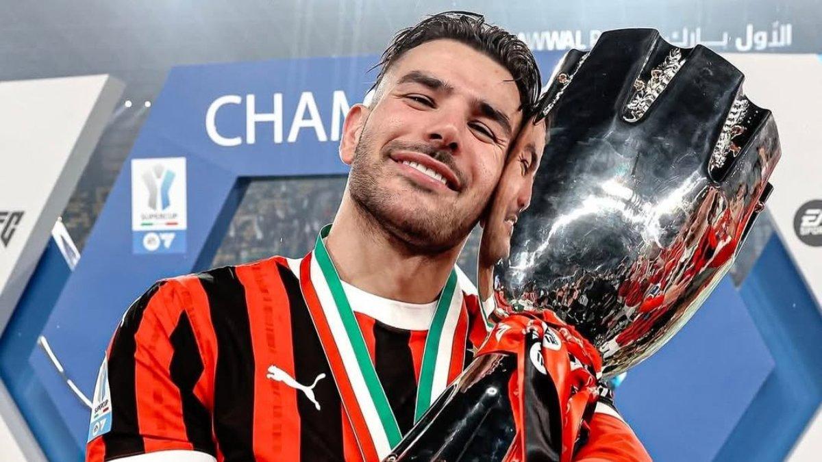 PROFIL PEMAIN - Potret Theo Hernandez sedang menggendong trophy Piala Super Italia musim 2024/2025 (7/1/2025).