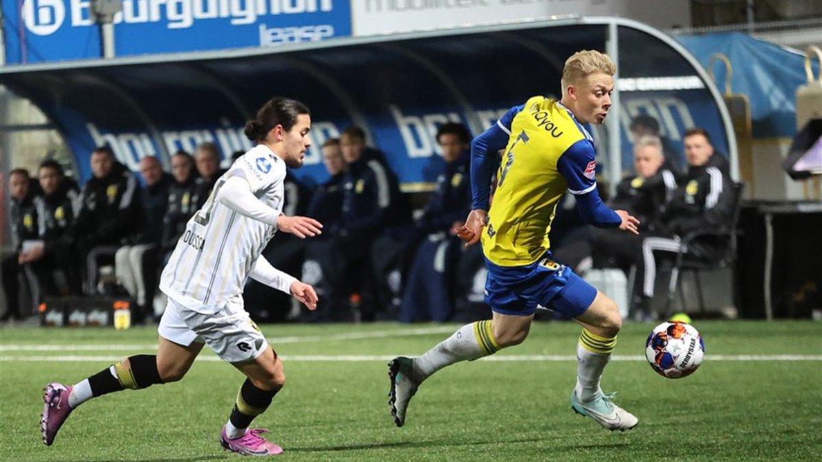 Sosok Thomas Poll (kanan), bek kiri SC Cambuur yang santer dinaturalisasi oleh Timnas Indonesia.
