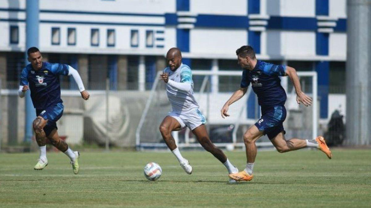 Tiga pemain asing Persib Bandung, David da Silva, Nick Kuipers dan Alberto Rodriguez pada laga internal di Stadion Sidolig, Kota Bandung, Sabtu (14/10/2023).