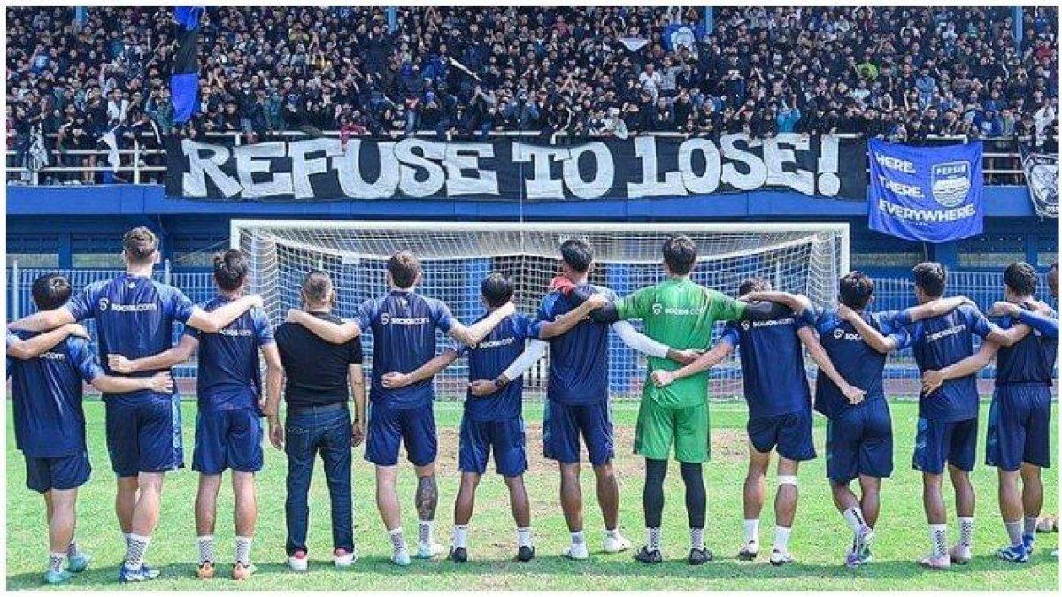 Tim Persib Bandung mendapatkan suntikan semangat dari suporter dalam sesi latihan klub menjelang pertandingan championship series Liga 1 2023/2024.