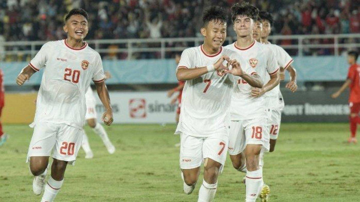 Selebrasi pesepak bola Timnas Indonesia, M Zahaby Gholy (kedua kanan) setelah mencetak gol pertama dalam pertandingan Timnas Indonesia vs Laos pada ajang ASEAN U-16 (Piala AFF) Boys Championship 2024 di Stadion Manahan, Solo, Kamis (27/6/2024) malam.