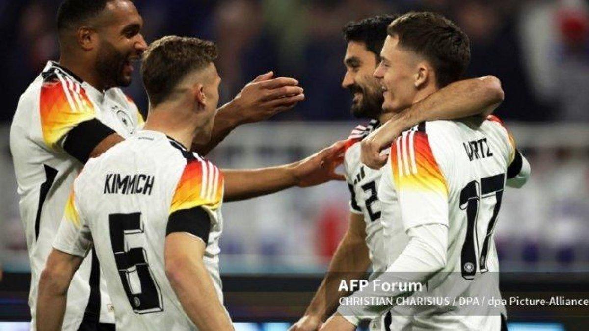 Florian Wirtz (kanan) dari Timnas Jerman merayakan golnya bersama rekan setimnya Jonathan Tah (kiri), Joshua Kimmich dan Ilkay Gündogan saat melawan Skotlandia di laga pertama EURO 2024. Foto: Christian Charisius/dpa
