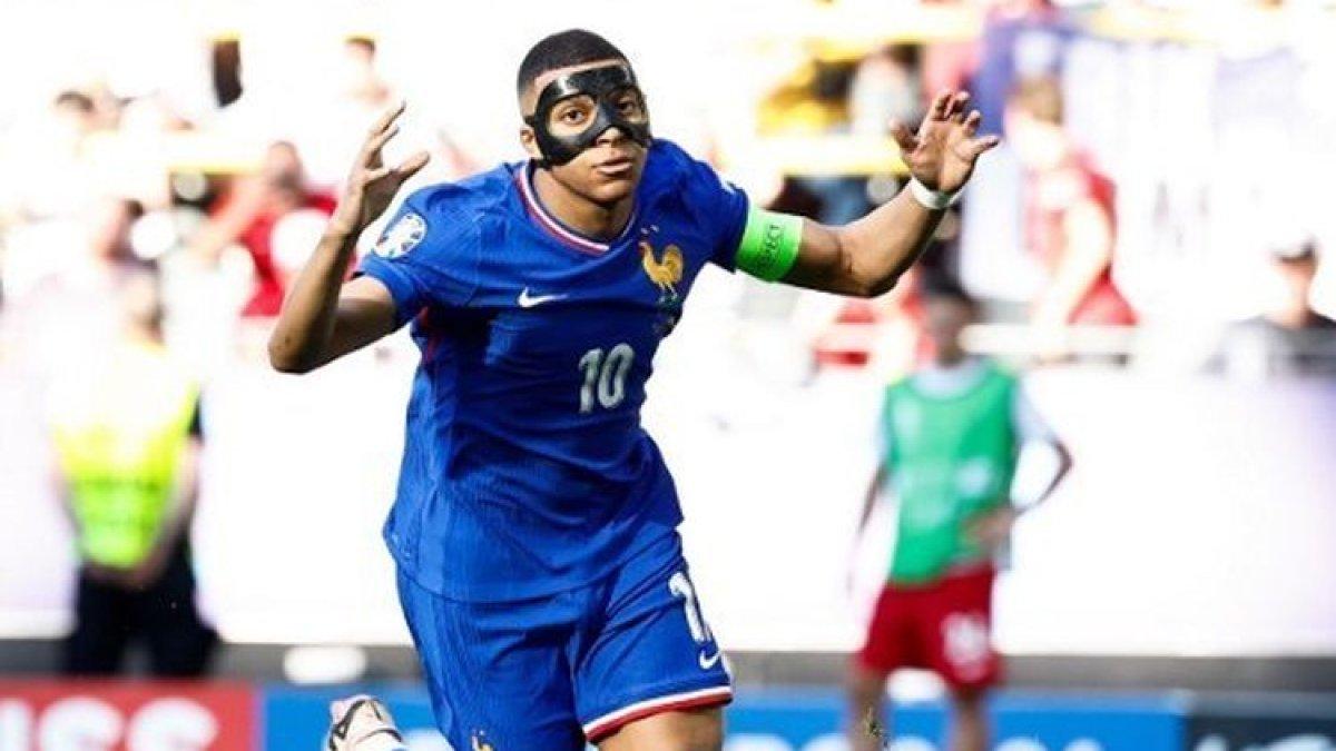 Penyerang Timnas Prancis, Kylian Mbappe, mencetak gol ke gawang Polandia dalam laga terakhir Grup D EURO 2024 di Stadion BVB, pada 25 Juni 2024.