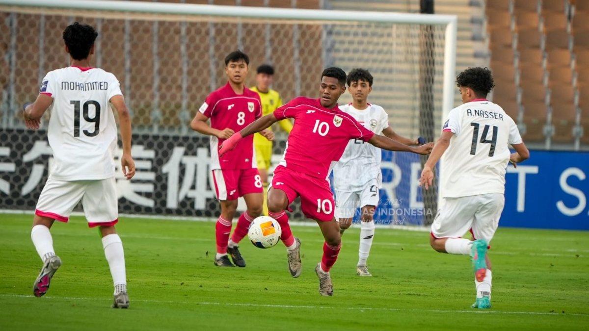 LAWAN PEREMPAT FINAL - Alberto menggiring bola di laga Timnas U-17 Indonesia vs Yaman yang berlangsung di Arab Saudi, Senin (7/4/2025). Indonesia masih menunggu siapa lawannya di babak 8 besar.