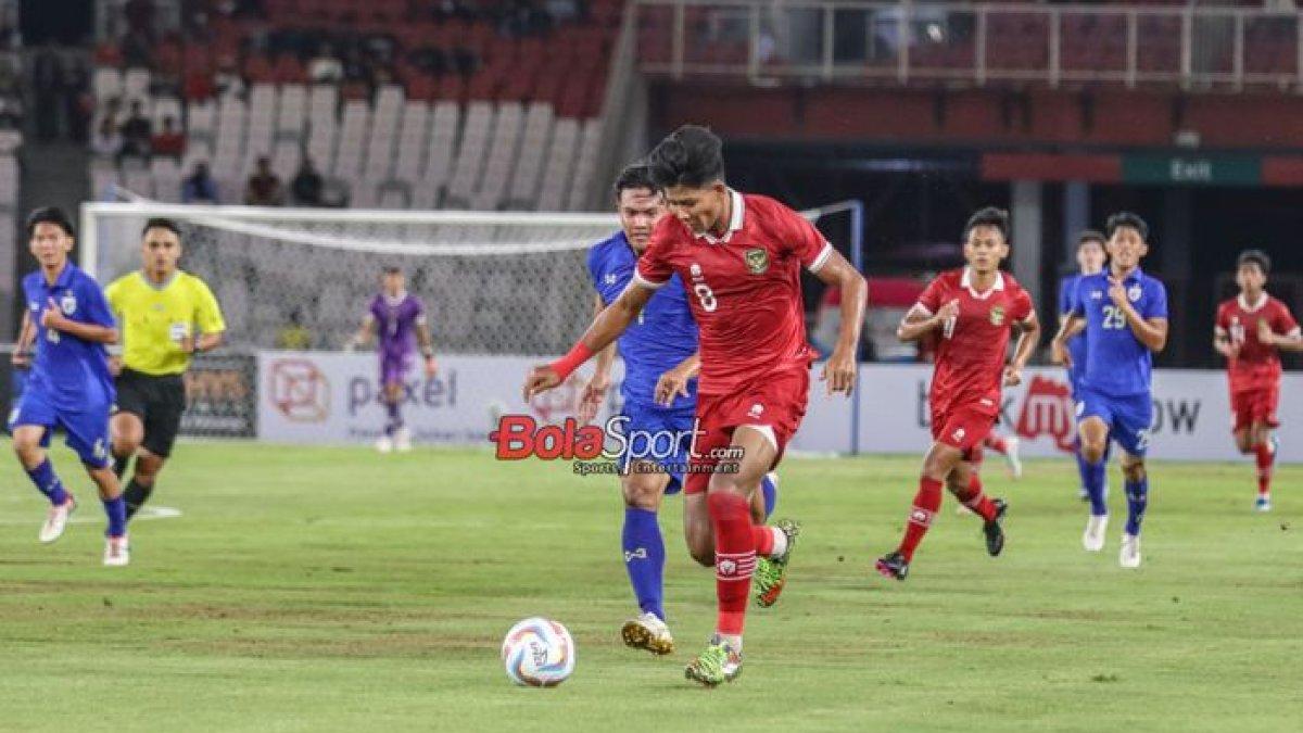 Penyerang Timnas U-20 Indonesia, Arkhan Kaka Putra (kanan), sedang menguasai bola dalam laga uji coba melawan timnas U-20 Thailand di Stadion Utama Gelora Bung Karno, Senayan, Jakarta, Jumat (26/1/2024).