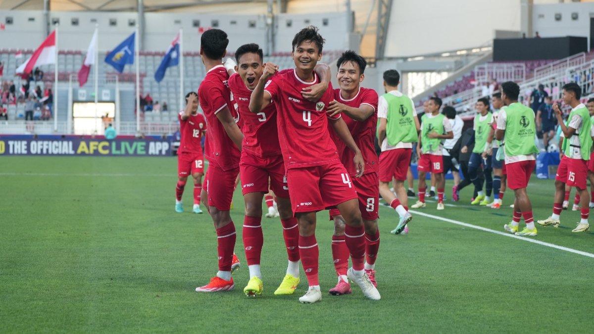 Bek Timnas U-23 Indonesia, Komang Teguh saat melakukan selebrasi gol dalam laga kontra Australia pada matchday kedua Grup A Piala Asia U-23 2024 di Stadion Abdullah bin Khalifa, Doha, Qatar, Kamis (18/4/2024) malam WIB. Skuad Garuda Muda menang atas Australia dengan skor 1-0.