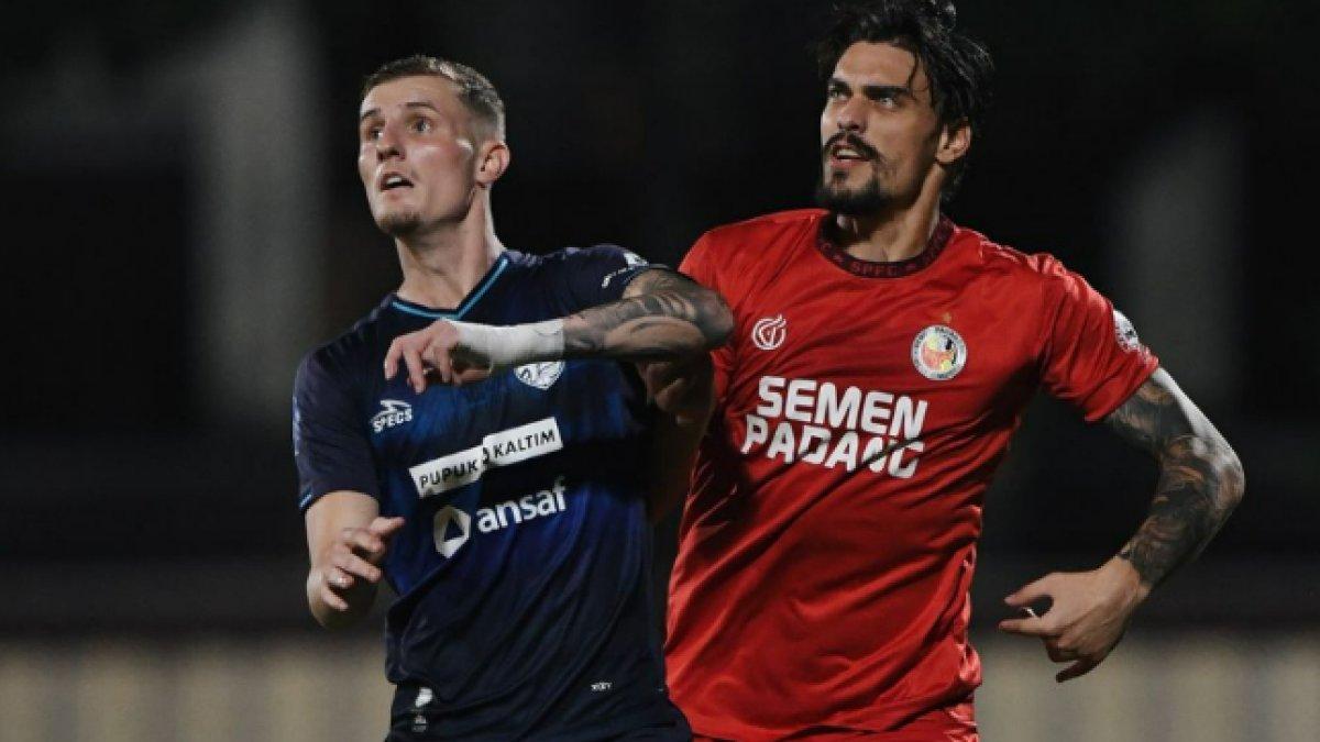 Duel pemain Semen Padang, Tin Martic dengan striker Borneo FC, Leo Gaucho pada pertandingan pekan perdana Liga 1 2024/2025 di Stadion PTIK, Jakarta, Senin (12/8/2024).