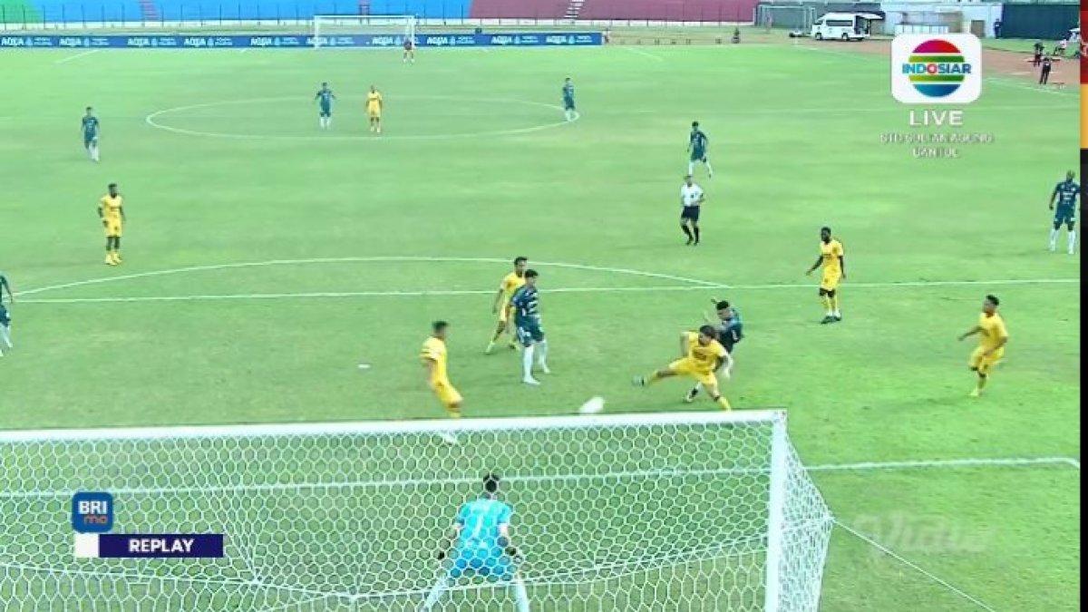 Cuplikan gol dari pemain PSS Sleman ke gawang Semen Padang di menit ke-2 di Stadion Sultan Agung Bantul, Yogyakarta, Minggu (26/1/2025). BREAKING NEWS PSS Sleman kontra Semen Padang, miss kick menipu buat parkir bus Eduardo Almeida rontok dalam waktu 2 menit, skor sementara 1-0.