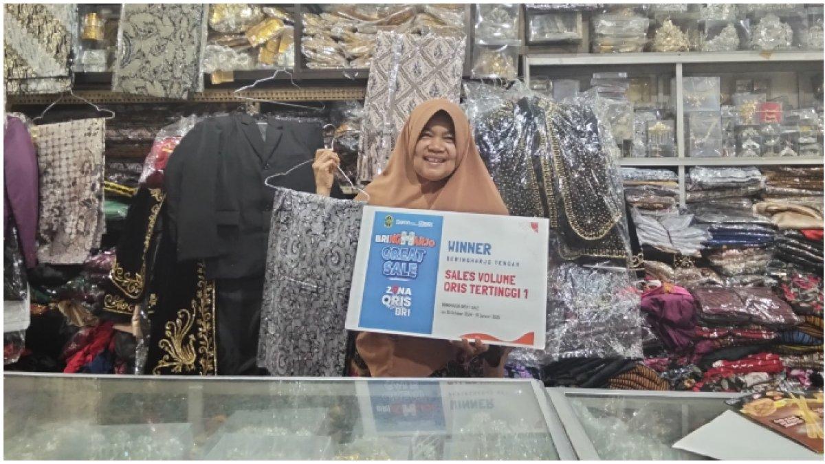 Toko Melati menjadi pemenang 'Sales Volume QRIS Tertinggi 1' di acara kolaborasi Dinas Perdagangan Kota Yogyakarta dan BRI yaitu Beringharjo Great Sale yang digelar 25 Oktober 2024 hingga 31 Januari 2025.