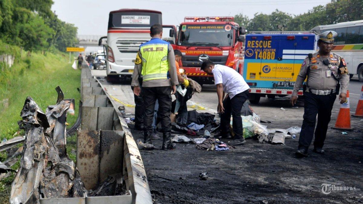 Petugas gabungan membersihkan lokasi kejadian kecelakaan di Tol Jakarta-Cikampek KM 58, Karawang, Jawa Barat, Senin (8/4/2024). Kecelakaan yang terjadi di jalur contraflow tersebut melibatkan dua minibus dan sebuah bus yang mengakibatkan 9 orang tewas dan 2 orang luka berat. TRIBUNNEWS/IRWAN RISMAWAN
