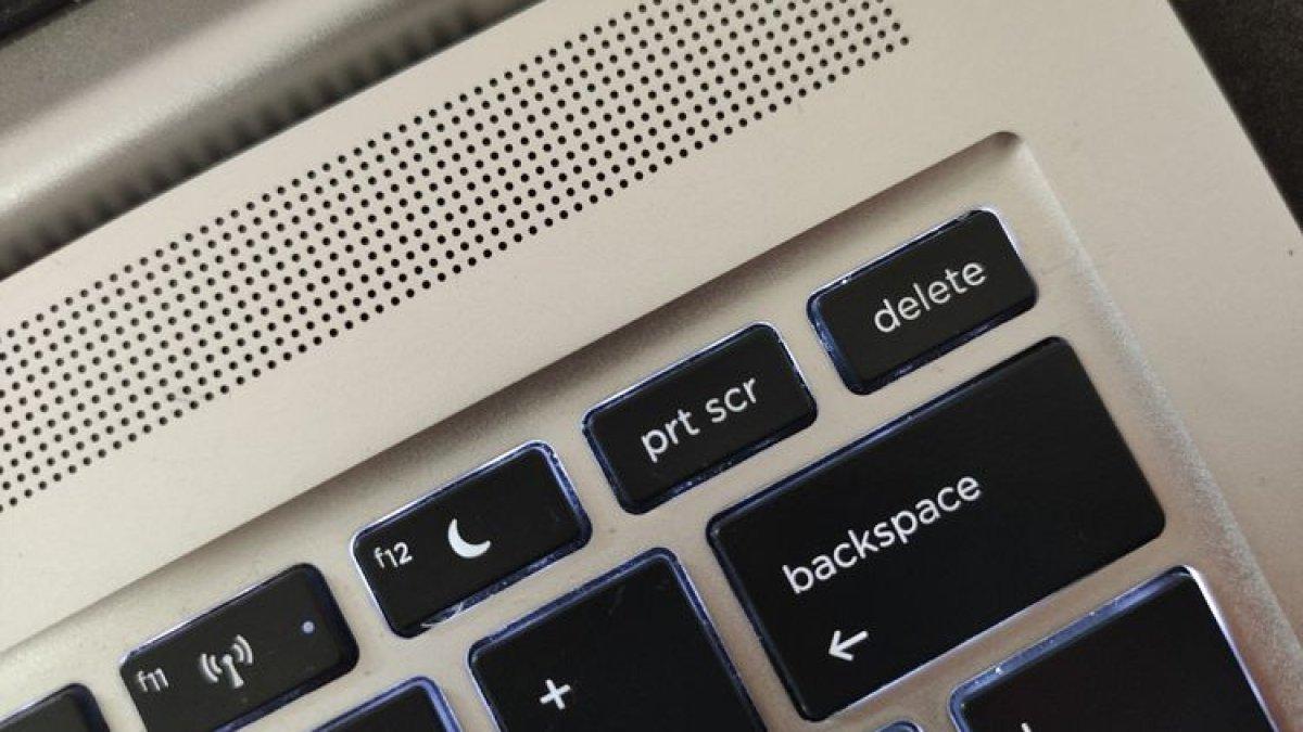 Tombol Print Screen (PrtScr) di keyboard.