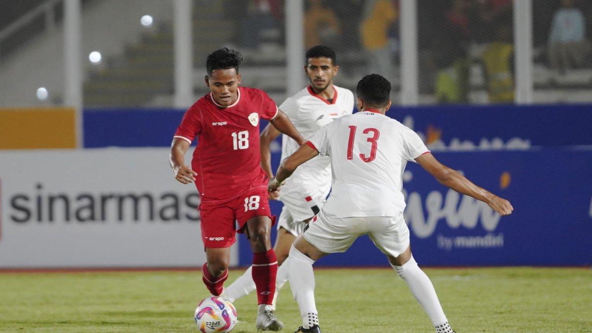 Potret gelandang serang Timnas U20 Indonesia milik Persebaya Surabaya, Toni Firmansyah saat coba melewati pemain Yemen di Stadion Madya, Jakarta, Minggu (29/9/2024).