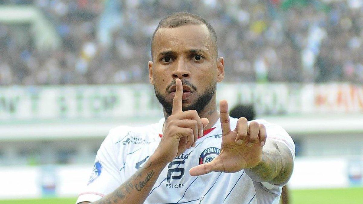 Gustavo Almeida masih kokoh dalam puncak daftar top skor sementara hingga pekan 19 Liga 1 Indonesia musim 2023/2024.