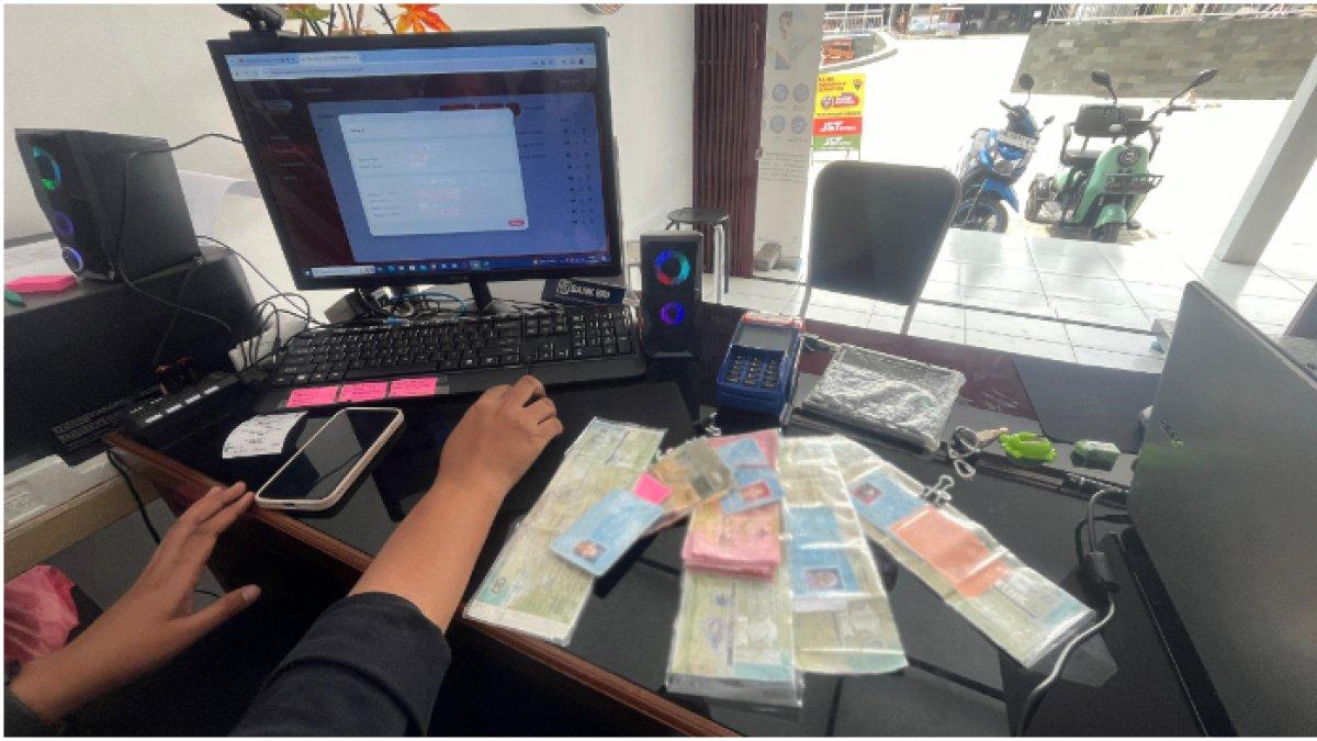 Transaksi Samsat Budiman milik BUMDes Tumang yang terletak di Desa Cepogo, Kabupaten Boyolali, Jawa Tengah.