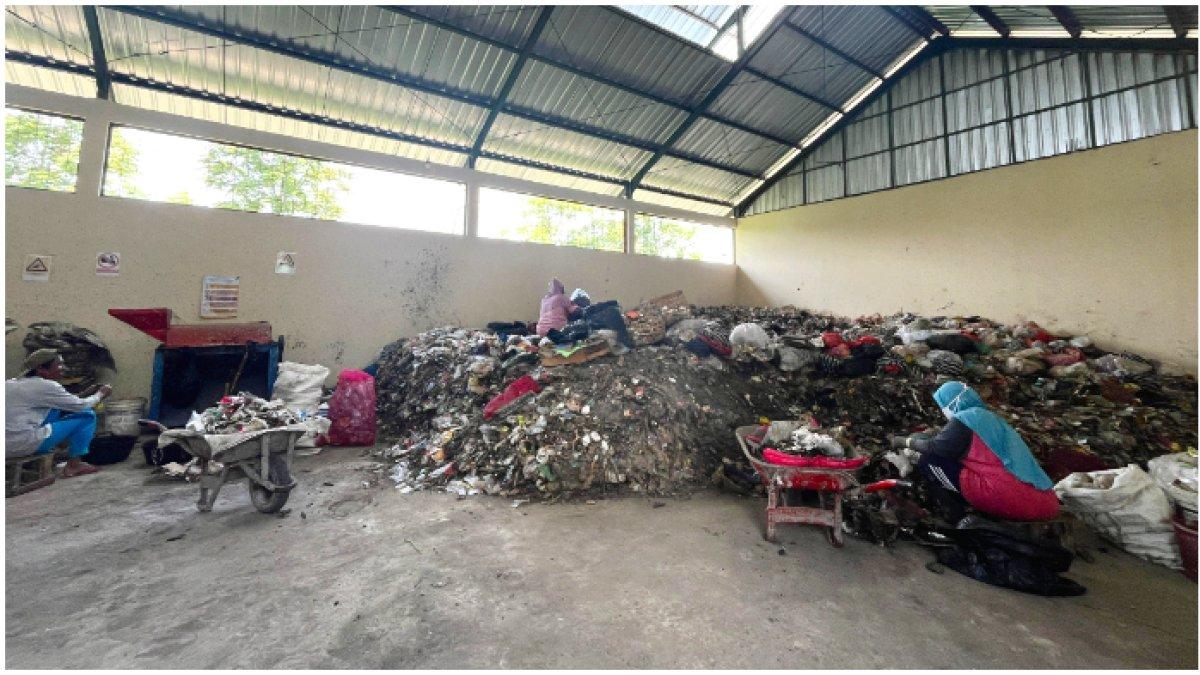 Tumpukan sampah di Desa Cepogo yang hendak dijadikan maggot oleh BUMDes Tumang.