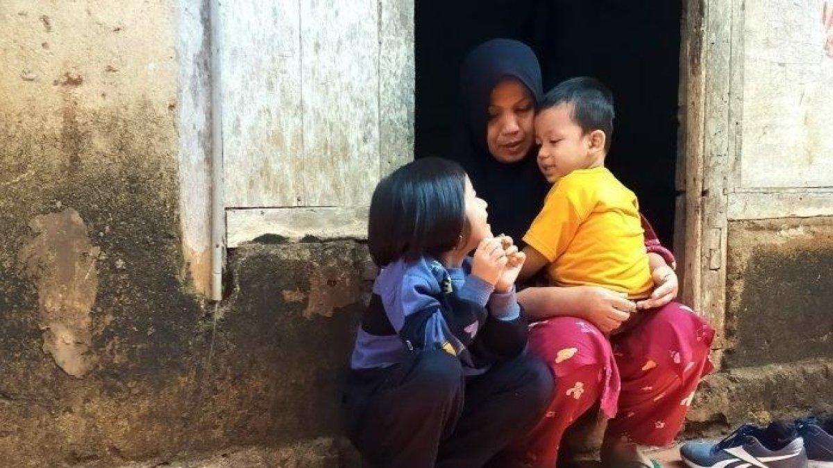 Tunah (33) duduk merenung di pintu rumah, menunggu kabar dari Rouf (43) sopir truk penyebab kecelakaan beruntun di Tol Cipularang.