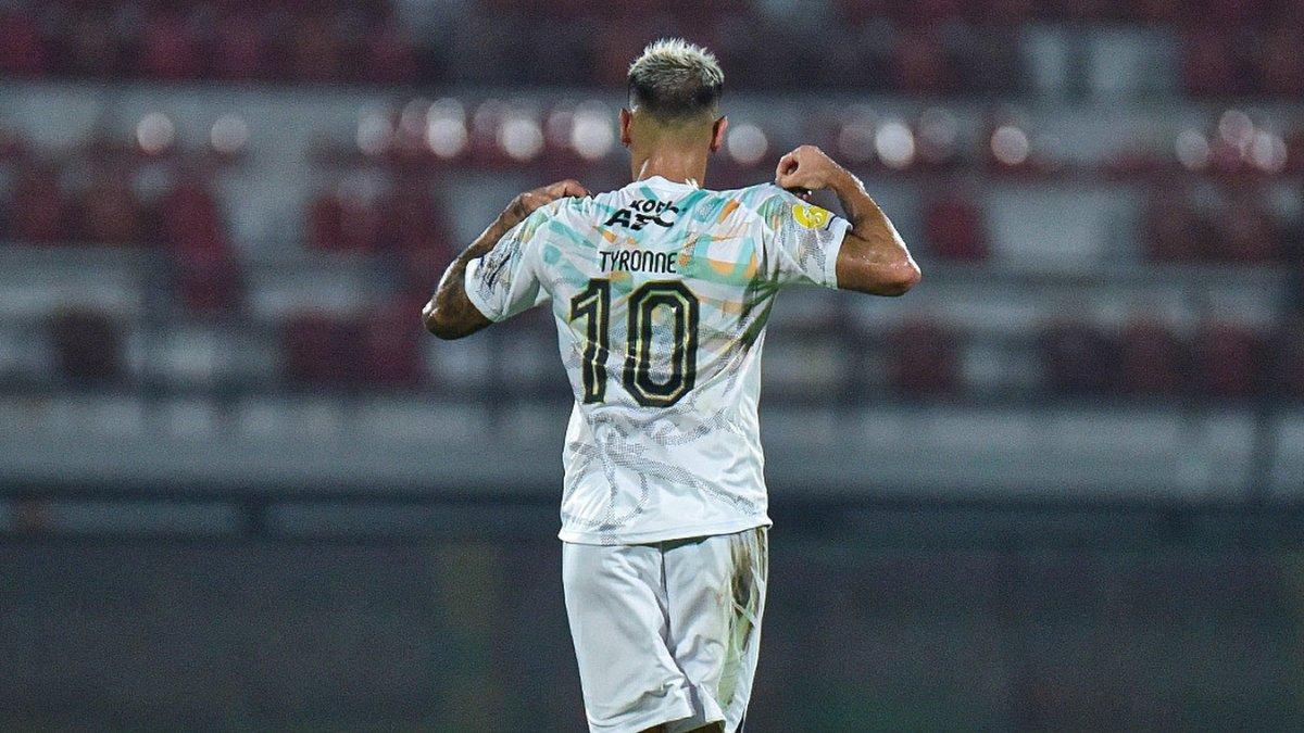 Sosok gelandang serang Persib Bandung, Tyronne del Pino saat merayakan golnya ke gawang Dewa United di Stadion I Wayan Dipta, Gianyar, Bali, Senin (19/8/2024).