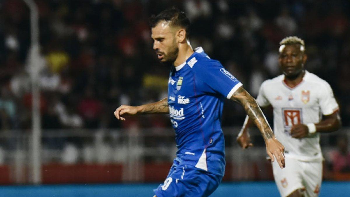 MALUT UNITED VS PERSIB BANDUNG - Cuplikan aksi Tyronne del Pino pada laga Persib Bandung kontra Malut United di Stadion Gelora Kie Raha, Ternate, Maluku Utara, Jumat (2/5/2025). BREAKING NEWS update Malut United kontra Persib Bandung, Tyronne del Pino apes karena ulah wasit, Bobotoh cek kronologinya.