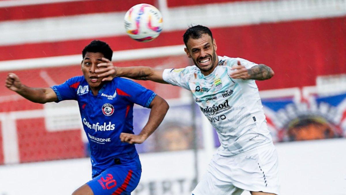 Pemain asing Persib Bandung, Tyronne del Pino saat berduel dengan pemain Arema FC, Salim Tuharea dalam lanjutan pekan ke-20 Liga 1 2024/2025 di Stadion Gelora Soeprijadi, Blitar, Jawa Timur pada Jumat, 24 Januari 2025.