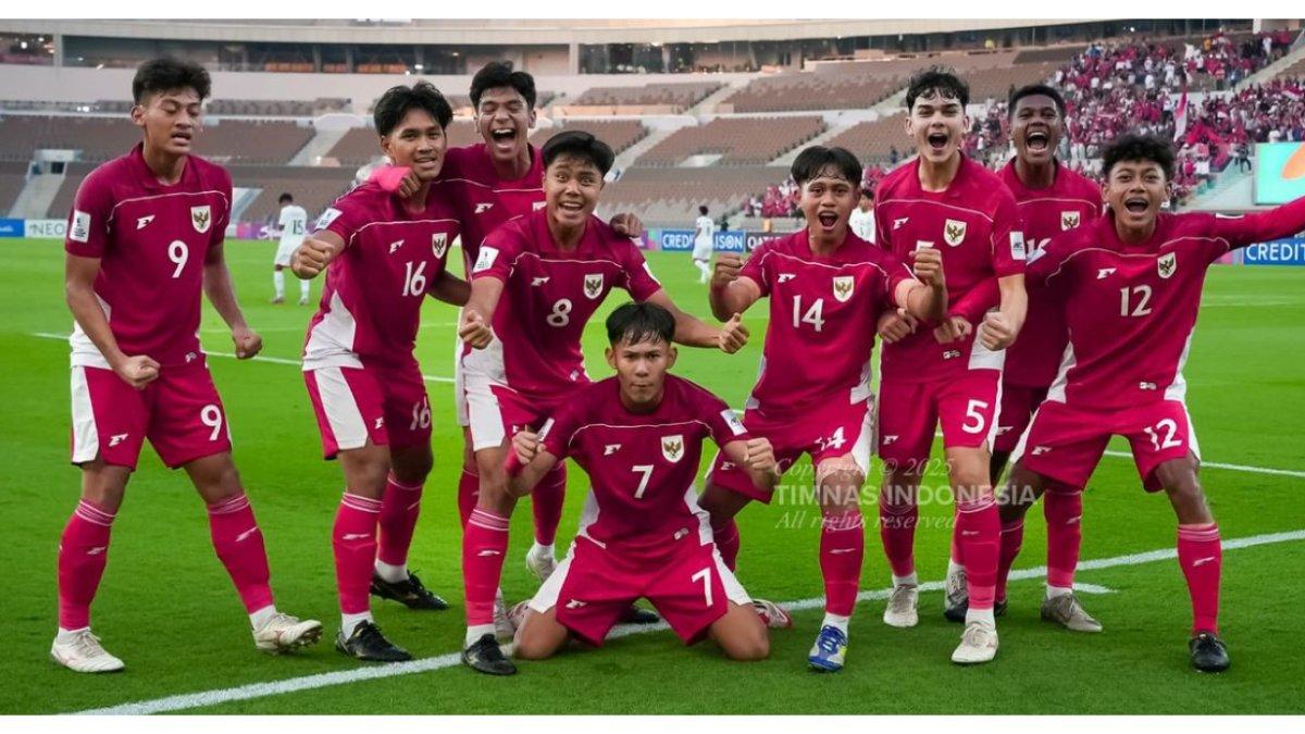 PROFIL PEMAIN - Para pemain Timnas U17 Indonesia merayakan gol Zahaby Gholy ke gawang Yaman.