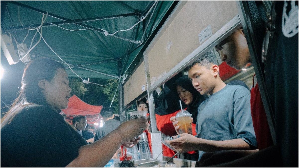 Potret satu di antara stand makanan dan minuman Usaha Mikro dan Menengah (UMKM) saat melayani para pembeli di jeda babak pertama laga semi final Piala Presiden 2024 antara Persis Solo kontra Arema FC di Stadion Manahan Solo, Rabu (31/7/2024).
