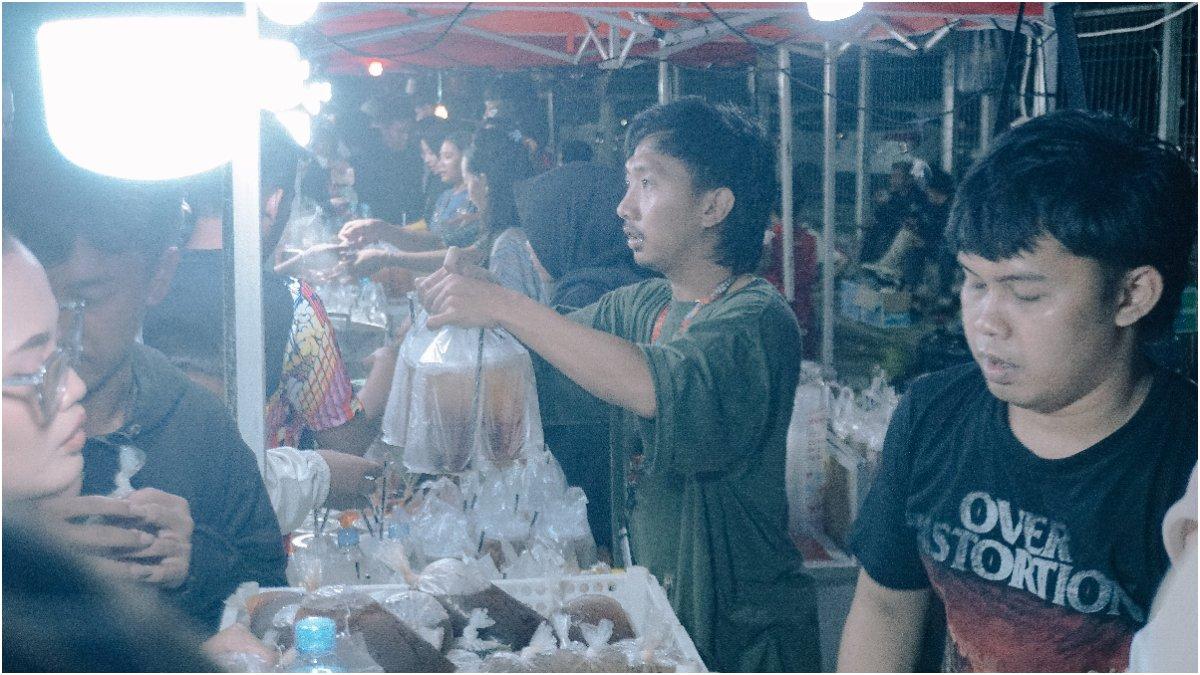 Satu di antara tenda atau stand makanan dan minuman Usaha Mikro dan Menengah (UMKM) saat diserbu para suporter di jeda babak pertama laga semi final Piala Presiden 2024 antara Persis Solo kontra Arema FC, Rabu (31/7/2024).