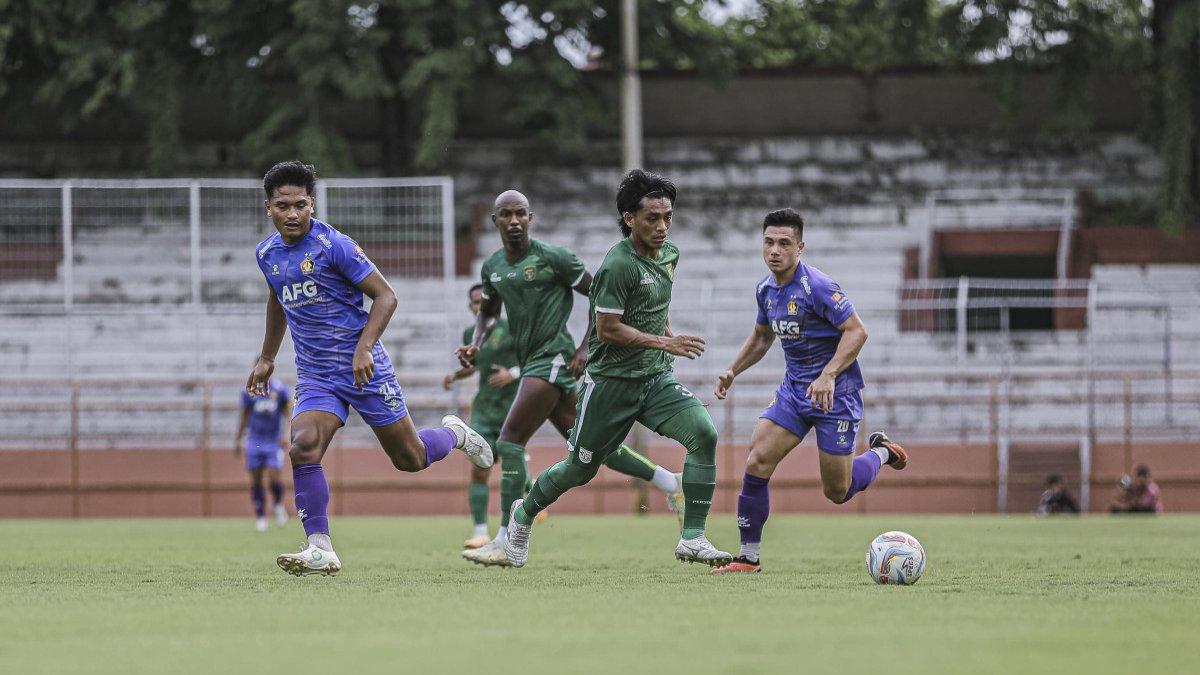 Cuplikan pertandingan uji coba Persebaya Surabaya melawan Persik Kediri di jeda kompetisi Liga 1 2023, Sabtu 20 Januari 2024.