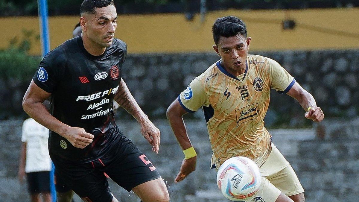 Cuplikan uji coba antara Persis Solo dengan Arema FC di Stadion Sriwedari, Solo pada Selasa, 23 Januari 2024.