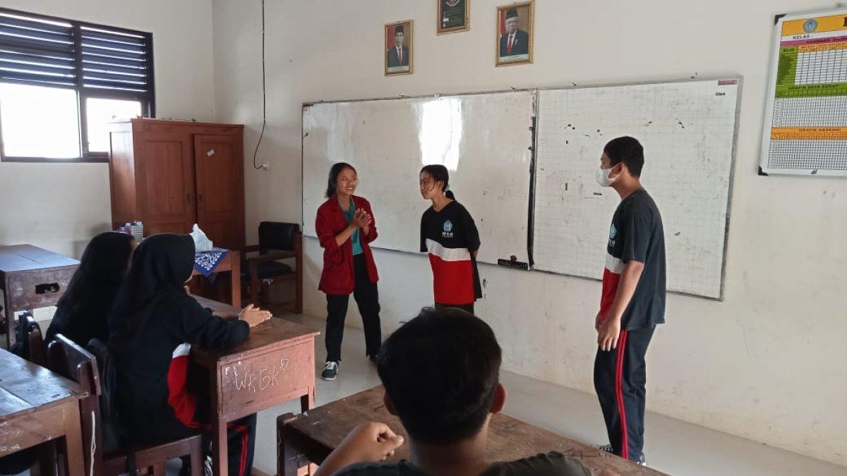 Valeria Putri Olivia sosialisasikan gerakan menabung di SMPN 18 Surakarta