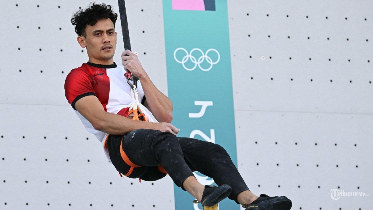 Veddriq Leonardo asal Indonesia bertanding dalam babak eliminasi putaran awal kecepatan panjat tebing putra selama Olimpiade Paris 2024 di Venue Panjat Tebing Le Bourget di Le Bourget pada 6 Agustus 2024.