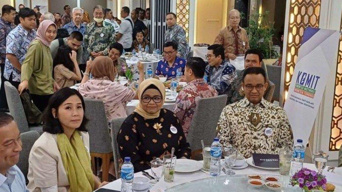Mantan istri Komisaris PT Pertamina (Persero) Basuki Tjahja Purnama (Ahok), Veronica Tan terlihat duduk satu meja dengan bakal calon presiden dari Koalisi Perubahan untuk Persatuan (KPP) Anies Baswedan dalam acara diskusi Silaturahmi Kebangsaan Komunitas Masyarakat Indonesia Tionghoa di Meruya, Jakarta Barat, Jumat (15/9/2023).