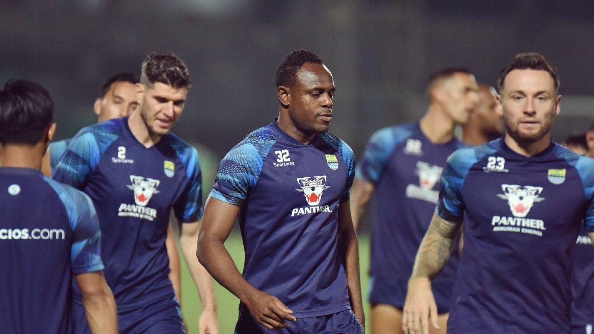 Potret bek veteran Persib Bandung, Victor Igbonefo (tengah) di musim 2023/2024 lalu.