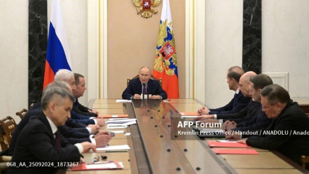 Presiden Rusia, Vladimir Putin (tengah) dalam pertemuan dengan Dewan Keamanan Rusia pada Rabu (25/9/2024).