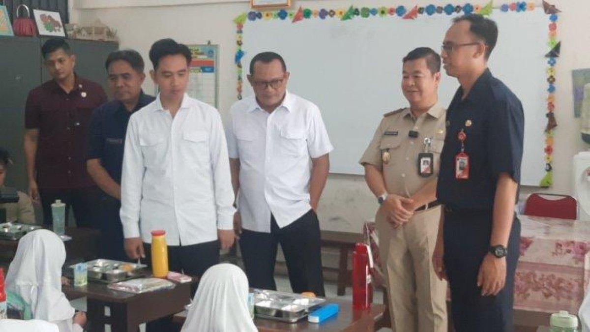 Wakil Presiden Gibran Rakabuming Raka tinjau makan bergizi gratis di SDN 15 dan SLB 05 Slipi, Palmerah, Jakbar, Selasa (19/11/2024).